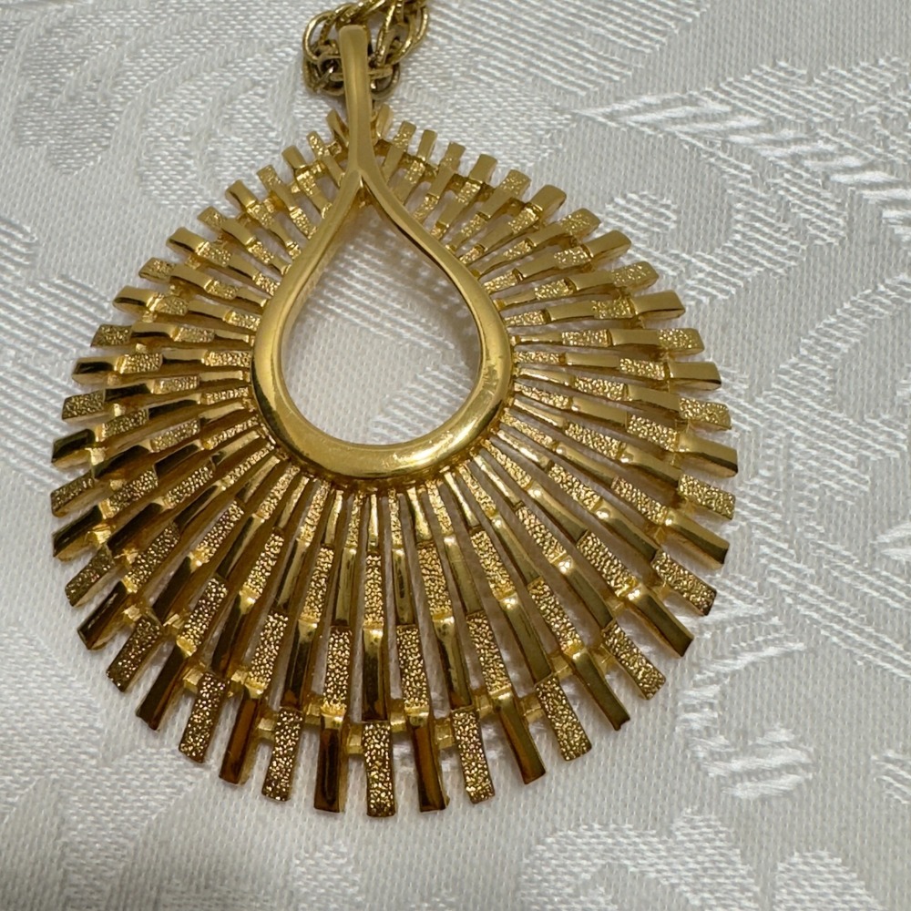 Trifari Necklace Pendant Vtg Brushed Gold Tone Peacock Fan Rope Chain 28" - Picture 3 of 13